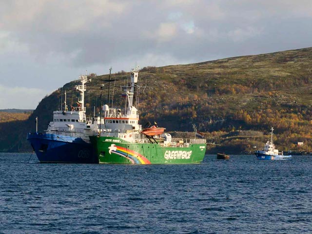 Активисты Greenpeace с судна Arctic Sunrise, во вторник вставшего на рейд в порту Мурманска, в скором времени будут доставлены на берег. Это этом "Интерфаксу" сообщили в пресс-службе эко-организации