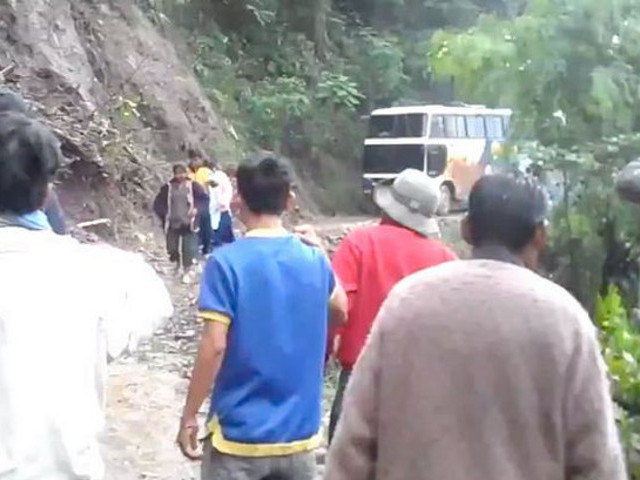 В Боливии в результате схода селевого потока с обрыва упали автобус и маршрутное такси. Погибли 13 человек, 27 получили ранения