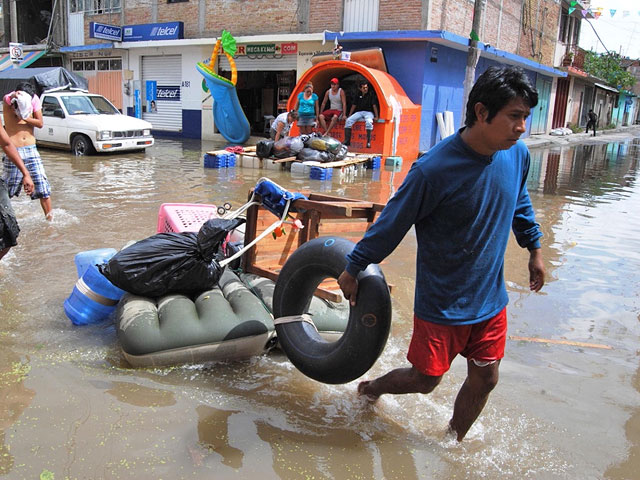 Мексиканские власти объявили, что число погибших в результате стихийного бедствия, вызванного двумя циклонами 15 сентября, составило 130 человек