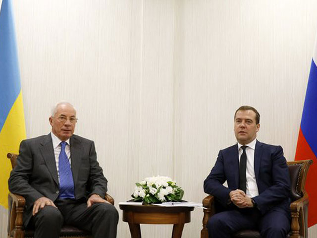 Медведев вновь предупредил Украину о соглашении с ЕС: "усидеть на краешках двух стульев" не получится