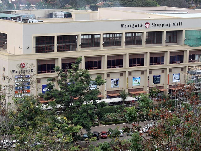 После террористической атаки на торговый центр Westgate в столице Кении Найроби, где погибли, по меньшей мере, 72 человека, спецслужбы страны начали активно искать боевиков, причастных к захвату центра