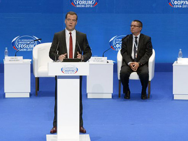 Медведев предупредил о массовых сокращениях: придется менять работу, профессию и место жительства