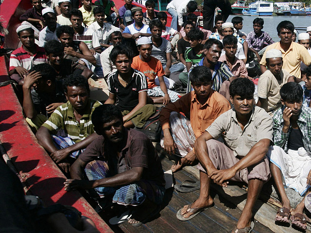 У берегов Индонезии в пятницу потерпело крушение судно с нелегальными мигрантами, направлявшимися в Австралию. На борту находилось около 120 человек