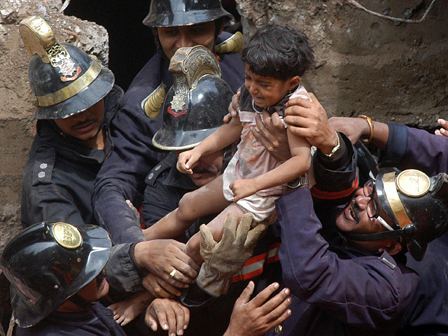 Жертвами обрушения пятиэтажного жилого дома на юге Индии стали 26 человек, 31 - получил ранения