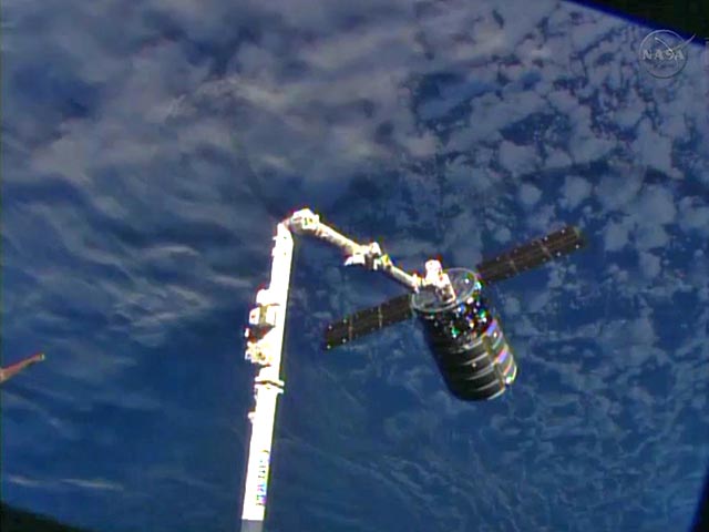 Астронавты на МКС успешно захватили грузовой космический корабль Cygnus манипулятором. Прямую трансляцию стыковки, которую проводят американка Карен Найберг и итальянец Лука Пармитано ведет сайт NASA. Сygnus будет пристыкован к американскому модулю Harmon