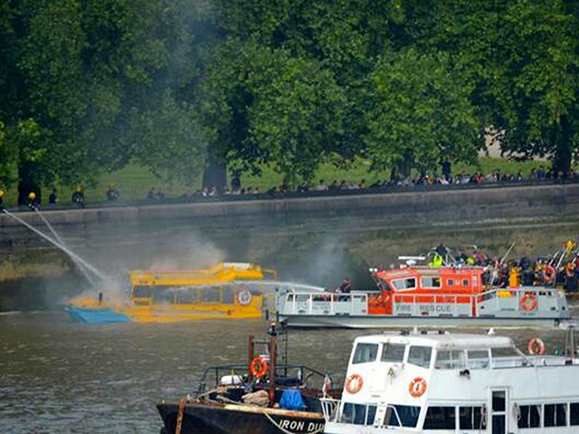 Семь человек пострадали, двое доставлены в больницу после пожара на экскурсионном автобусе-амфибии в центре Лондона. Пожар начался, когда автобус спустился на воду, на борту находились порядка 30 человек