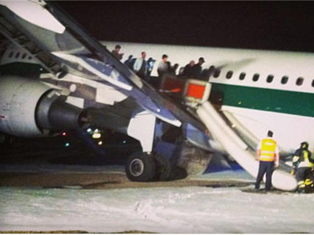 Самолет "А-320" итальянской авиакомпании Alitalia произвел аварийную посадку в римском аэропорту, приземлившись на левую стойку шасси и правое крыло