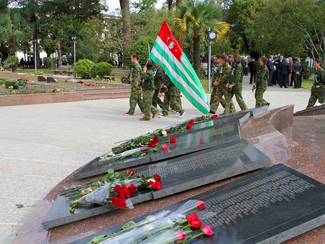 В Абхазии отмечают День Независимости и 20-летие Победы в Отечественной войне 