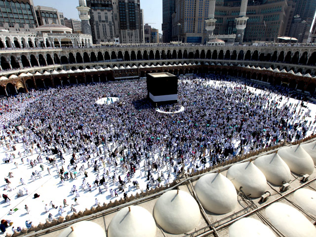 По указанию короля Саудовской Аравии Абдаллы в нынешнем году 1400 паломников из разных стран совершат хадж в качестве "гостей Королевства Саудовская Аравия"