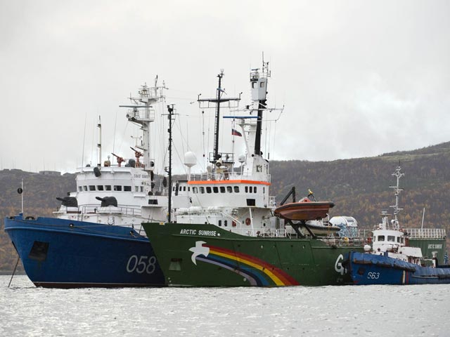 Судно Greenpeace, которое ходит под флагом Нидерландов, сейчас стоит на рейде в Кольском заливе