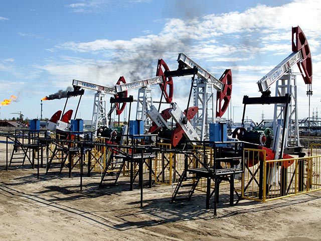 "Лукойл" сообщил своим партнерам по Национальному нефтяному консорциуму - "Роснефти" и "Газпром нефти" - о том, что собирается покинуть его. "Лукойл" объясняет свое решение о продаже 20%-й доли "оптимизацией портфеля активов"