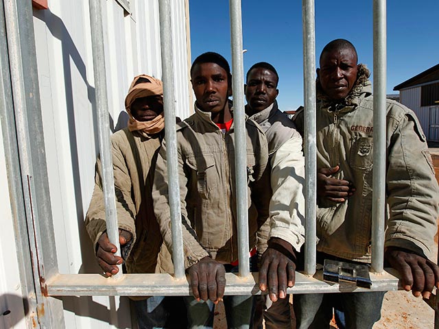 В Ливии восемь тысяч человек содержатся в тюрьмах после свержения Муаммара Каддафи в 2011 году. Они лишены правовой помощи и контактов с семьей, ко многим из них применяют пытки