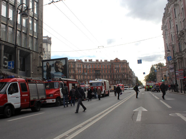 Пожар в метро Петербурга привел к временному закрытию трех станций и перебоям в движении поездов