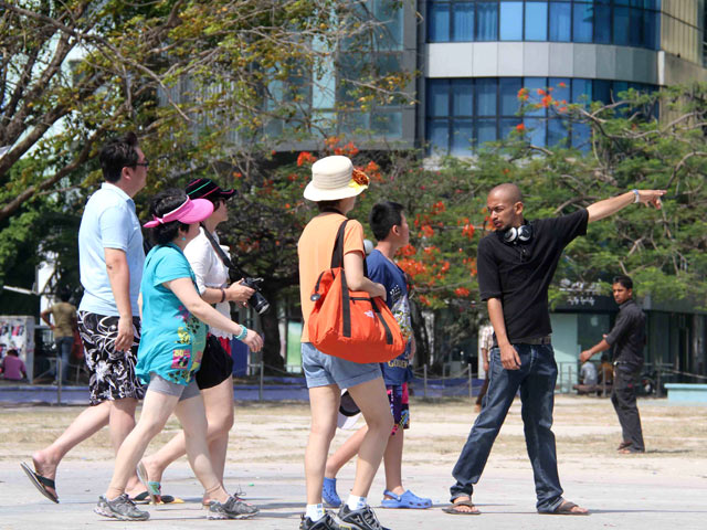 Китайским туристам запретили ковыряться в носу, громко есть лапшу и мочиться в заграничных бассейнах