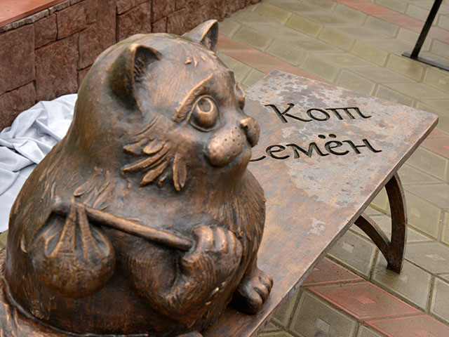 В Мурманске торжественно открыли памятник коту Семену, который, согласно городской легенде, был потерян хозяевами-мурманчанами в Москве в 1987 году и вернулся домой спустя шесть лет