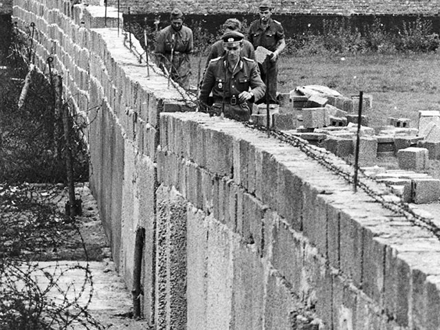 К октябрьской годовщине объединения Германии, символом которого стало падение Берлинской стены, многие немцы относятся холодно. Судя по результатам социологических исследований, в сознании западных и восточных немцев все еще остается "стена" предрассудков