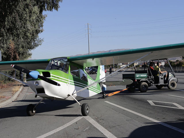 В Калифорнии самолет сел на оживленном городском шоссе