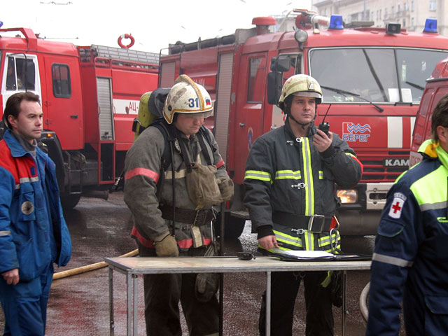 На юго-востоке Москвы в заброшенном здании, в котором, по некоторым данным, расположен машиностроительный завод "Молния", произошел пожар