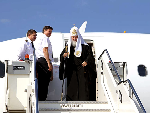 Патриарх Русской православной церкви (РПЦ) Кирилл, находящийся с визитом в Сербии, провел службу в русском храме Святой Троицы в сербской столице и передал в дар ему икону