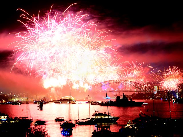 Грандиозный фейерверк, раскрасивший всеми цветами радуги небо и водную гладь Сиднейской бухты, стал кульминацией продолжающегося празднования 100-летия Королевского австралийского флота