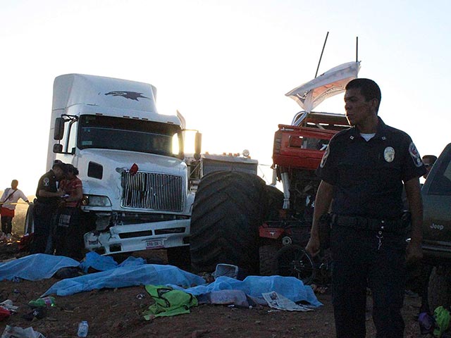 В Мексике на авиашоу в городе Чиуауа произошел смертельный инцидент: во время демонстрационных заездов монстр-траков - автомобилей с огромными колесами - один из них потерял управление и въехал в толпу зрителей. 6 человек погибли, 47 получили ранения