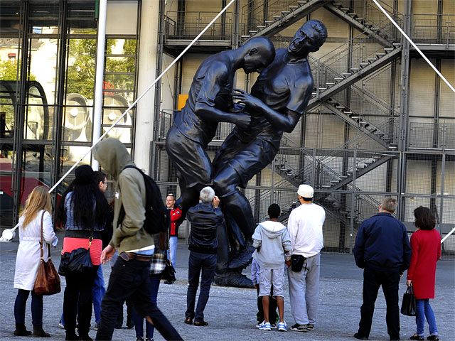 Скульптура является точной копией композиции, установленной в сентябре прошлого года перед центром музея современного искусства Жоржа Помпиду в Париже