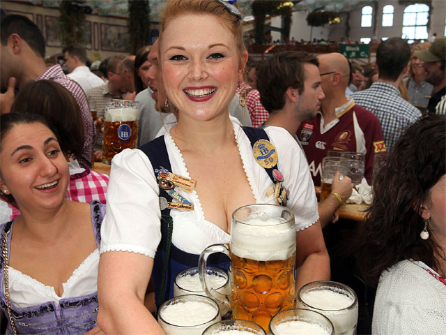 Около 6,4 миллиона человек посетили в этом году традиционный фестиваль пива "Октоберфест" на Терезином лугу в Мюнхене, они выпили 6,7 миллиона литров пива, сообщил в день закрытия фестиваля его руководитель Дитер Райтер