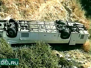 Одиннадцать человек, включая 5 детей, погибли, 26 - получили ранения различной степени тяжести в результате аварии пассажирского автобуса на западе Турции