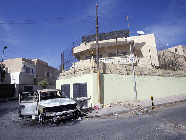 Российские дипломаты покинули Ливию после вооруженного нападения на посольство в Триполи 2 октября, так как местные власти "откровенно признались", что не смогут обеспечить их безопасность
