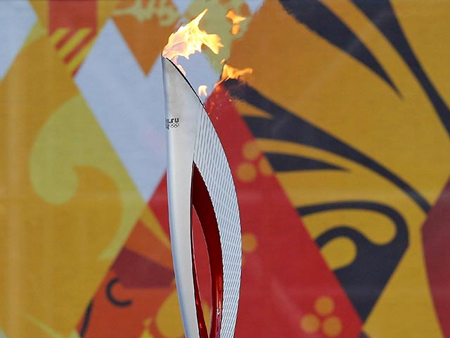 В Москве в понедельник продолжается эстафета олимпийского огня, который накануне был доставлен в столицу из Греции и пронесен от Красной площади через территорию Кремля до Боровицкой площади
