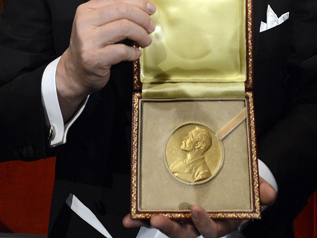 Церемония награждения представленных в понедельник лауреатов пройдет по традиции 10 декабря в Стокгольме в день кончины основателя Нобелевских премий &#8212; шведского предпринимателя и изобретателя Альфреда Нобеля (1833-1896)