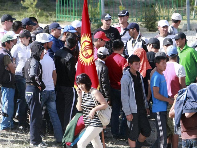 В Киргизии участники митинга против меморандума по Кумтору взяли в заложники главу области