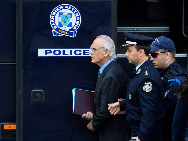 Суд в Афинах признал бывшего министра обороны Греции Акиса Цохадзопулоса виновным в получении взяток в особо крупных размерах при заключении ведомством оборонных заказов в период с 1997 года по 2001 год,