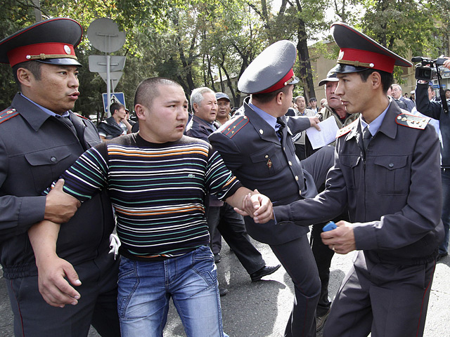 Сотрудники киргизской милиции задержали 23 наиболее активных участников митинга, которые были накануне разогнаны в Иссык-Кульской области Киргизии