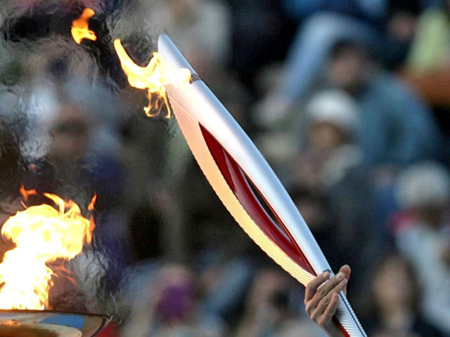 Россиян призвали пробежать с олимпийским факелом, прежде чем его продавать