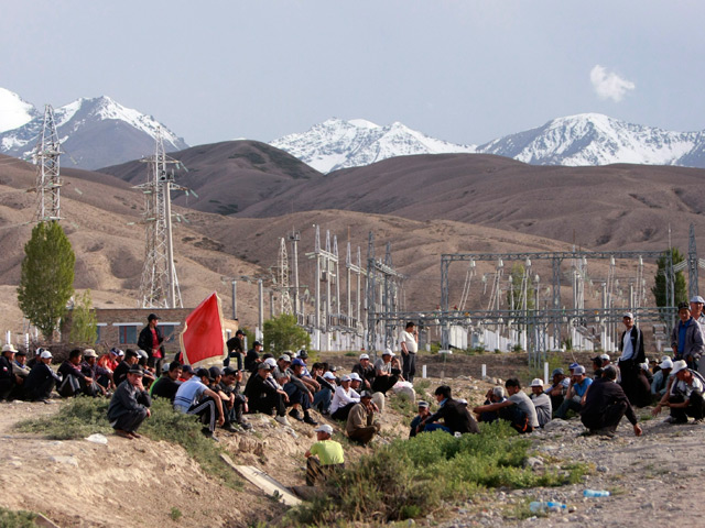 В Иссык-Кульской области Киргизии третий день не прекращают митинговать недовольные граждане, требующие национализации золотого рудника "Кумтор"