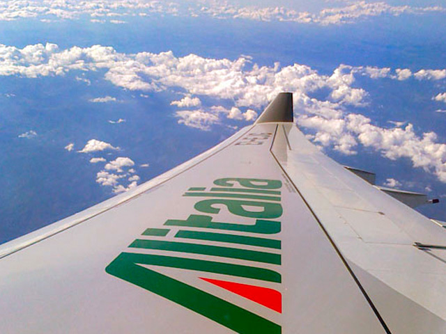 Итальянской авиакомпании Alitalia нужно 300 млн евро для продолжения деятельности. Совет директоров авиаперевозчика в сотрудничестве с правительством срочно начал поиск партнера для увеличения капитала. Задолженность компании оценивается в 1,1 млрд евро