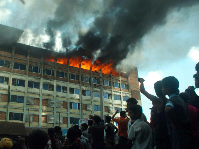 В Бангладеш пожар на швейной фабрике унес жизни не менее десяти человек