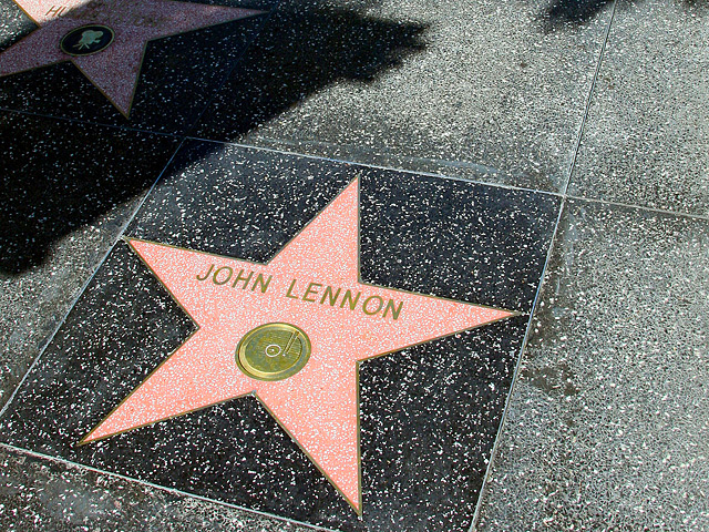 Неизвестные разрисовали звезду Джона Леннона на "Алее славы" в Голливуде
