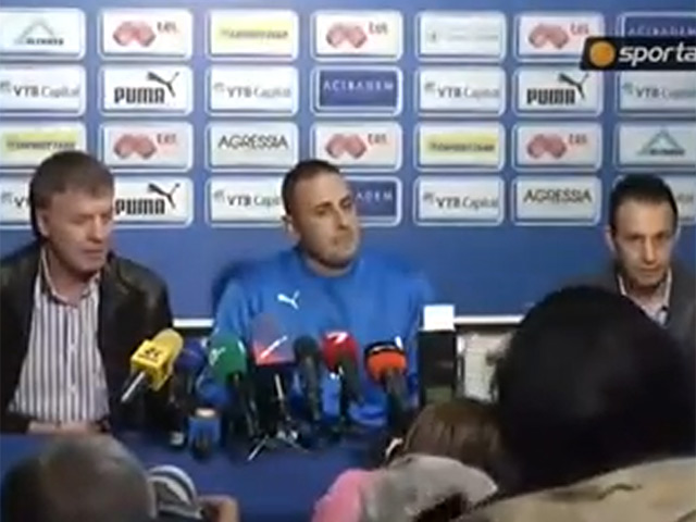 Болельщики болгарского футбольного клуба "Левски" сорвали пресс-конференцию, на которой проходило представление нового главного тренера команды Ивайло Петева