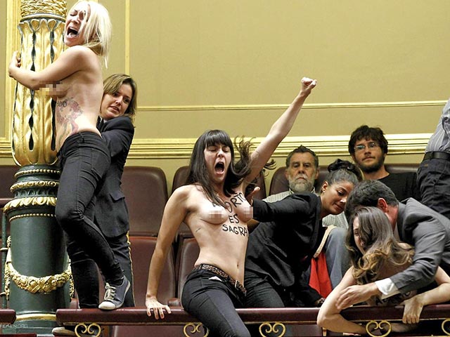 В среду, 9 октября, активистки женского движения Femen провели акцию протеста в Мадриде, в здании испанского парламента, сорвав выступление министра юстиции Испании Альберто Гальярдона