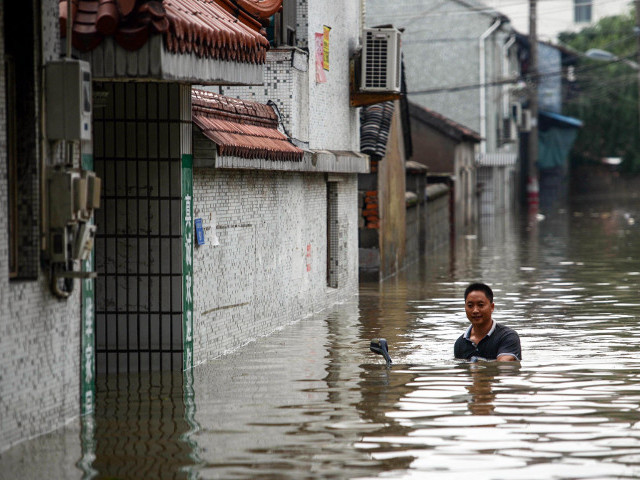 Жертвами тайфуна "Фитоу" в Восточном Китае стали 11 человек, еще 15 объявлены пропавшими без вести. Глубина воды на улицах превышает один метр