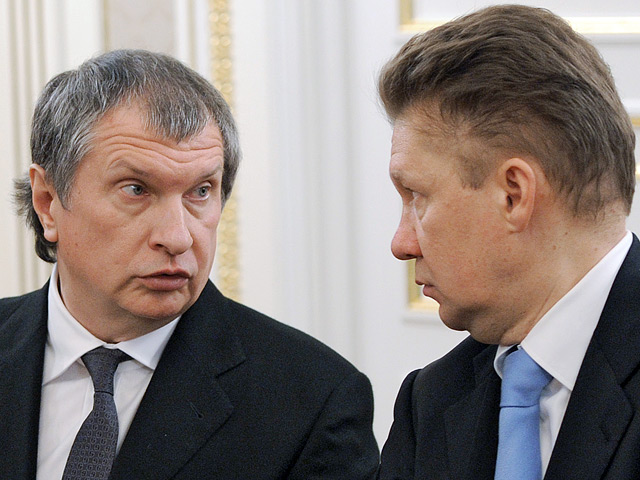 Госкомпании не раскрывают зарплаты топ-менеджеров: в отчетности указывается лишь общая сумма вознаграждений руководящему персоналу, включая советы директоров. "Роснефть" в 2012 году потратила на эти цели 9,1 миллиарда рублей, "Газпром" - 2,1 миллиарда