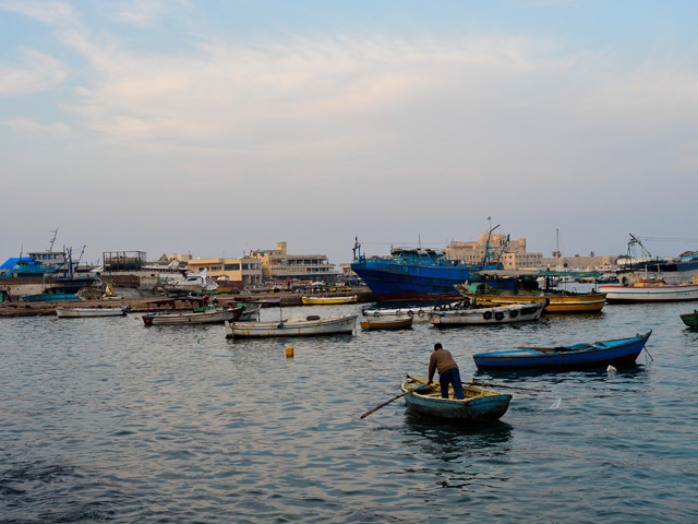 Судно с мигрантами перевернулось неподалеку от египетского порта Александрия