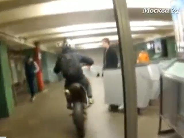 Московский суд отправил под домашний арест фотографа, снимавшего мотоциклиста, который проехал по перрону станции метро "Войковская"