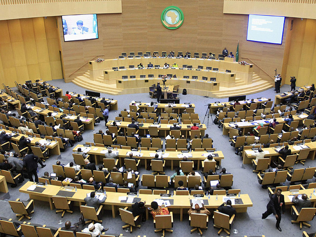 Саммит Африканского союза (АС), объединяющего 54 страны континента, намерен обратиться к Совету Безопасности ООН с просьбой призвать Международный уголовный суд (МУС) отложить рассмотрение дел против действующих лидеров африканских стран