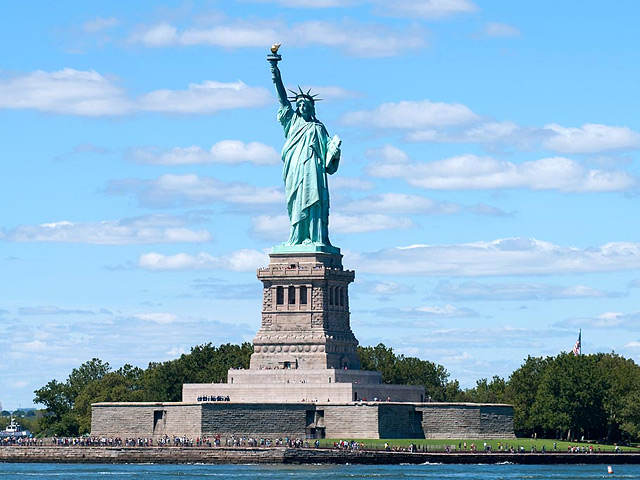 Статуя Свободы - главный символ США - в ближайшие дни откроется для посещения, несмотря на продолжающийся в стране бюджетный кризис