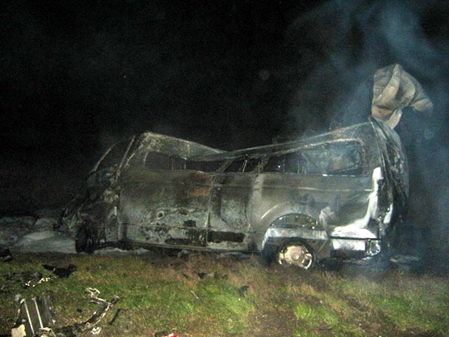 В Самарской области произошло крупное ДТП: в результате лобового столкновение микроавтобуса с грузовиком погибли 13 человек. После столкновения микроавтобус вспыхнул