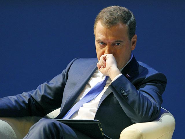 Премьер-министр России Дмитрий Медведев поручил нескольким ведомствам подготовить предложения о передаче федеральных полномочий на региональный уровень с сокращением числа госслужащих, сообщается на сайте правительства в воскресенье