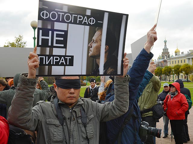Журналисты петербургских и федеральных изданий провели на Марсовом поле акцию протеста против ареста известного российского фотографа Дениса Синякова, который находился на судне Greenpeace Arctic Sunrise